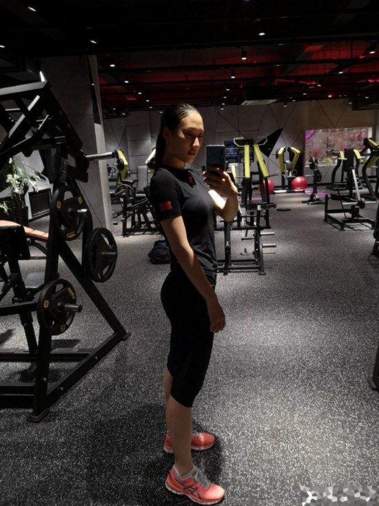 冬奥冠军张虹晒健身美照 网友:我也要每天进步一点点!