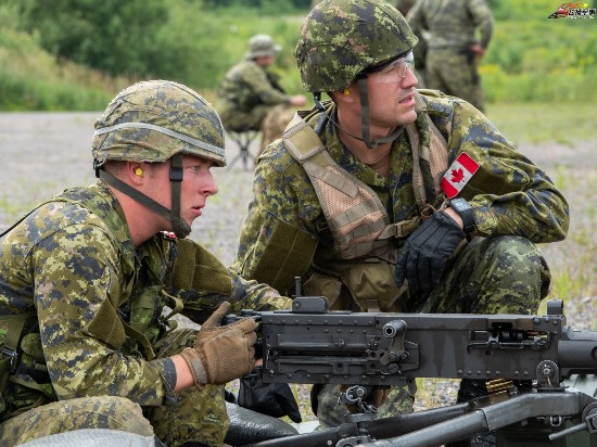 加拿大士兵射击大口径机枪 场面亮眼