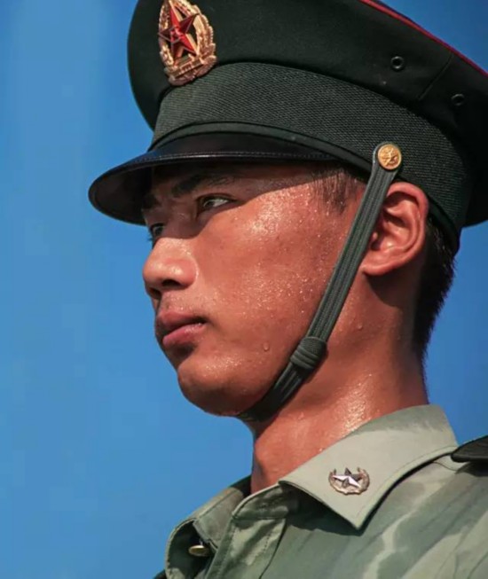 这组没ps的军人"汗颜照" 才是夏天最该刷屏的脸