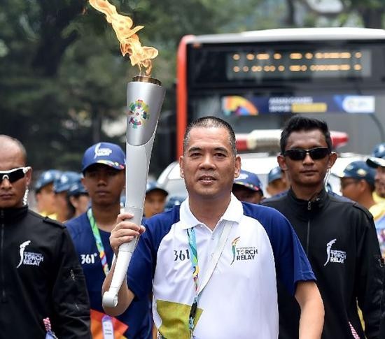 来自中国的火炬手丁伍号在传递火炬.新华社记者岳月伟摄
