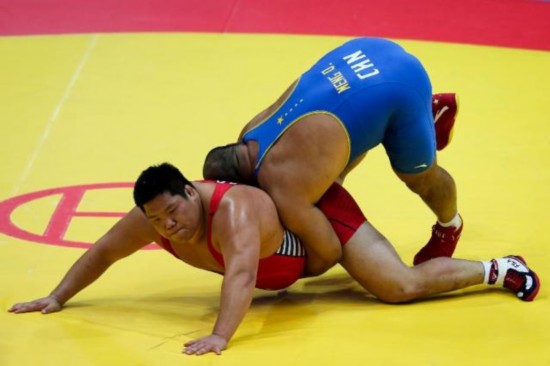 蒙古摔跤旗手"性感"引瞩目 一文读懂摔跤运动起源发展