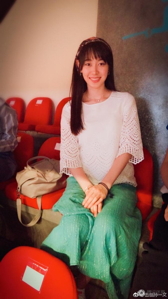 【颜值即正义】重剑队大姐头 灿笑还似小姑娘