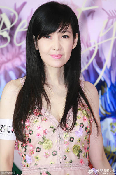 51岁周慧敏冻龄如初似少女 自爆长胖要减肥