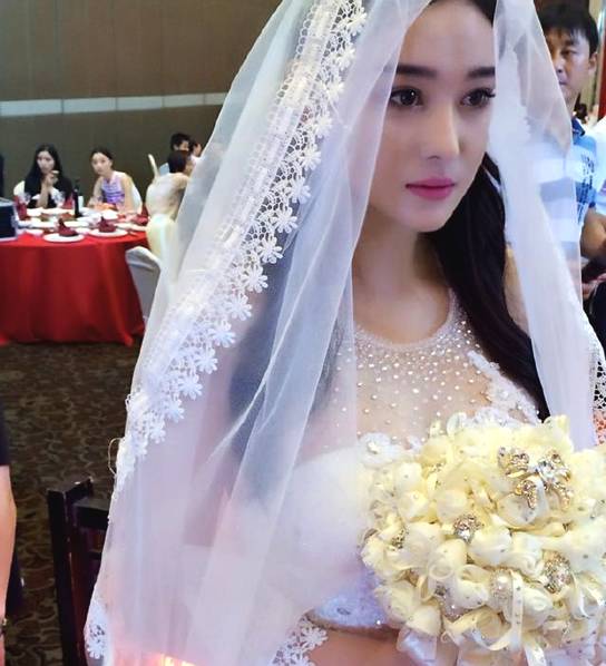 "军嫂"张馨予婚礼现场曝光 婚纱价格太亲民