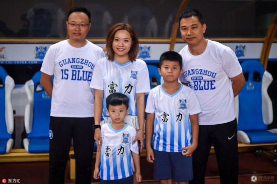 高清:卢琳富力200场获纪念球衣 家人一同庆祝