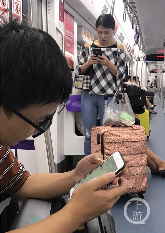 很多人都会在乘车时耍手机.