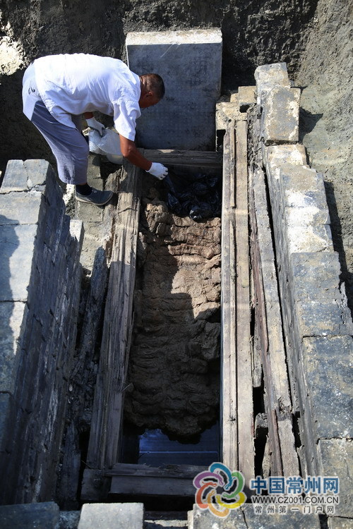 工作人员对墓葬进行清理