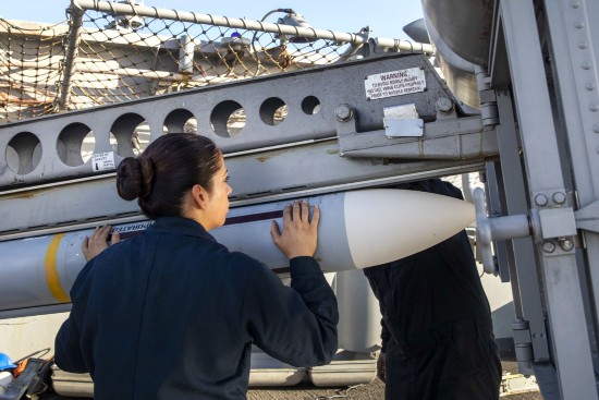 美国海军士兵进行舰对空导弹安装训练