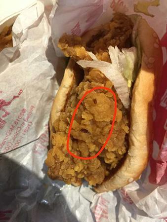 男子称在麦当劳汉堡中吃出虫子 食药监:正处理中