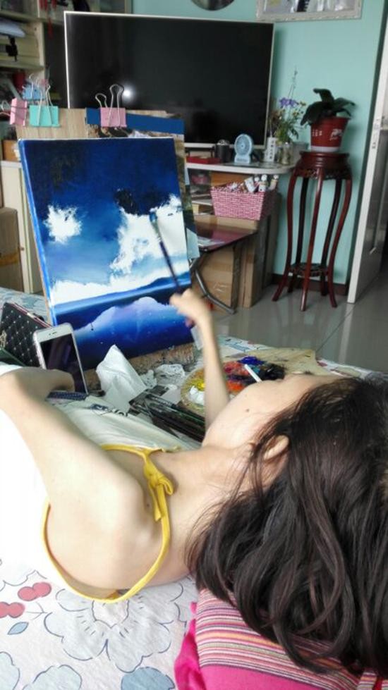 瘫痪女子卧床作画30年:生活就是"用绘画去旅游"
