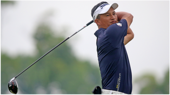 的表现加冕冠军,队员们在梅青林队长的带领下,从sgcu会长周智杰的手中