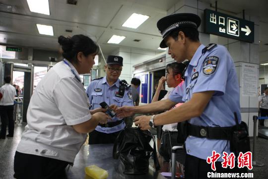 广铁警方国庆节前严惩带客进站、有偿插队购票等行为_荔枝网新闻