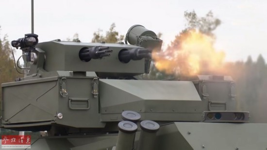 图为新型无人战车使用加特林机枪开火瞬间.