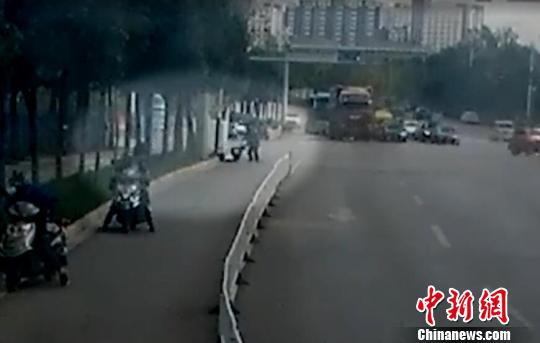 昆明一歹徒持刀砍人 民警3分钟赶到现场将其制服_荔枝网新闻