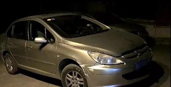 男子停车场内连挂三车被拦停 怒骂:你们是我养的狗_荔枝网新闻