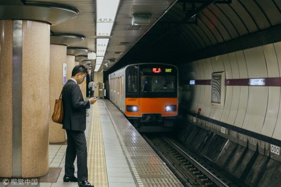 等地铁的上班族(视觉中国)