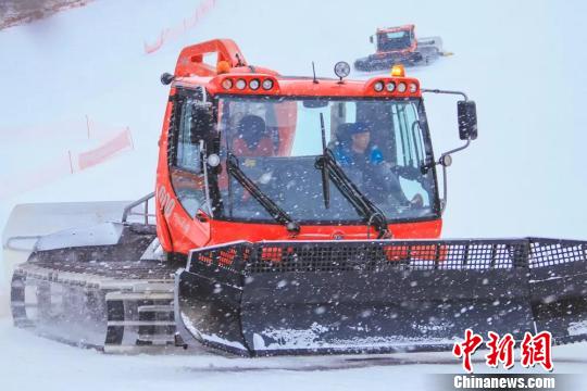 凯斯鲍尔压雪车100型图片