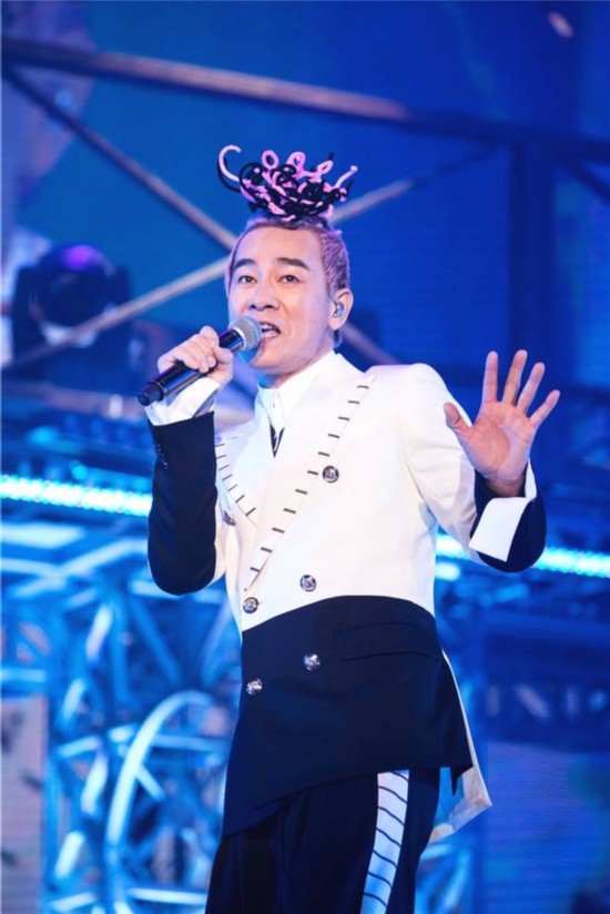 陈小春巡演震撼登陆南京 炫酷舞美打造全新视听盛宴