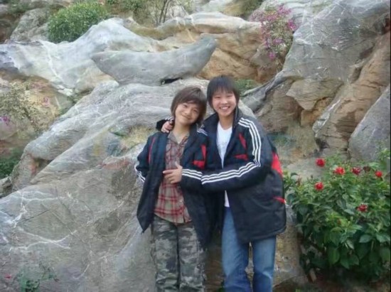 而三中又是走读制,小王霜只能寄宿在吴家山中学的高中部,这一住就是7