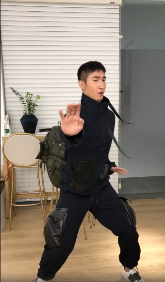 武大靖变身“功夫靖“ 耍宝自创武氏炫酷格斗笑喷网友_荔枝网新闻