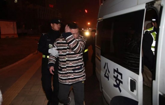 男子穿睡衣酒驾被查 丢妻弃车狂奔2公里终被抓_荔枝网新闻