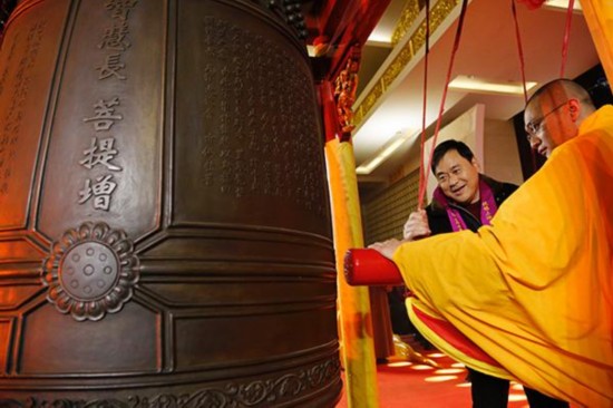 上海玉佛禅寺撞钟迎新年 108响梵钟代表108声祝福_荔枝网新闻