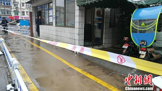 图为民警在现场拉起了警戒线. 李志宏 摄