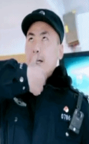 警察被气到掐人中自救?网友:笑死人不偿命