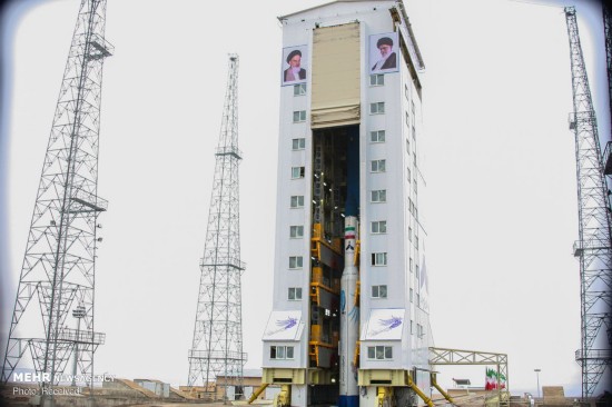 实拍伊朗发射运载火箭:弹体上绘满图案