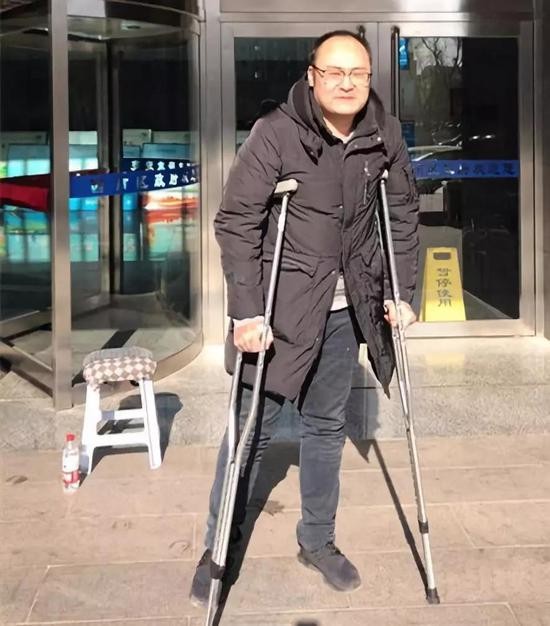 拄着双拐的当事人王昆