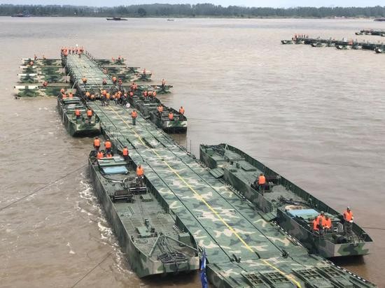 人或许对"舟桥部队"还有点陌生让人既感动又心疼身上还淌着泥水的样子