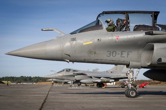 法国空军展示独特战斗机团训练场景