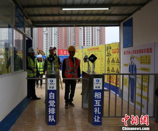 图为农民工"刷脸"上下班 林浩 摄