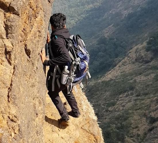 印度男子在半米宽悬崖峭壁边徒步未戴安全装备