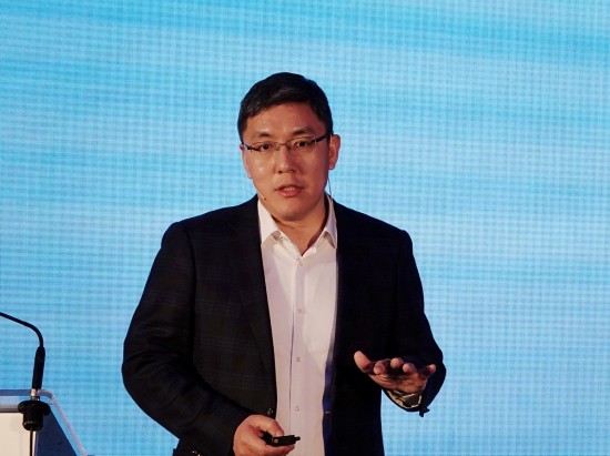 华为消费者业务云服务副总裁苏杰在mwc"创新激发新增长"论坛现场演讲.