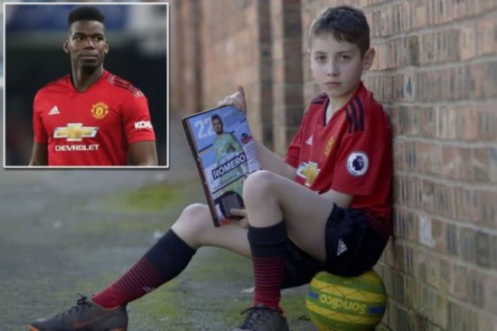 曼联小球迷苦等6小时很心碎:我不喜欢博格巴了 他不愿给我签名