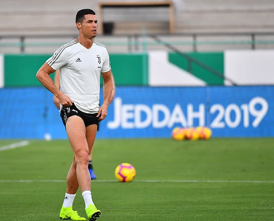 热刺主帅拍照撩裤遭英媒调侃:为夺欧冠模仿c罗