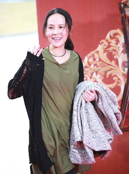 杨乃文素颜现身装扮随性 向记者挥手亲切感十足