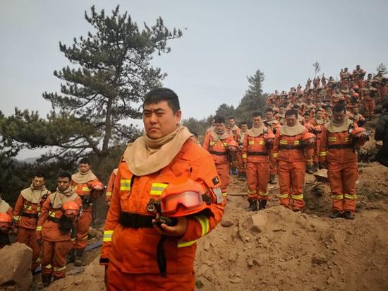 山西沁源火災前線消防員面向西南 送別涼山英雄