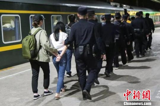 圖為犯罪嫌疑人被押解回鄂托克旗.警方供圖