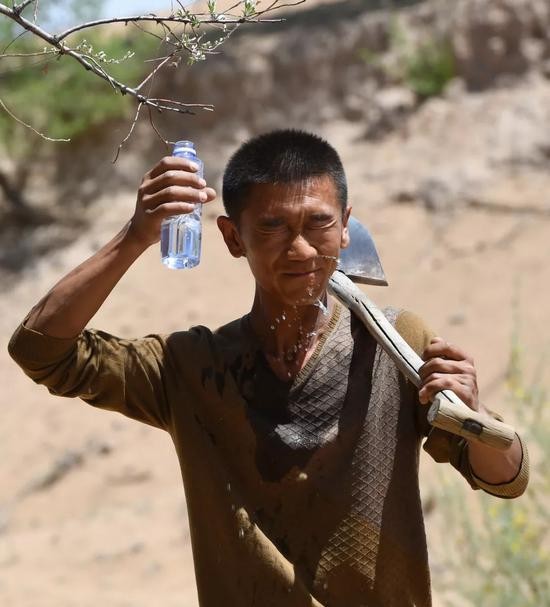 2016年,年轻人郭玺进入沙漠治沙,成为继爷爷,大伯之后的第三代治沙人.