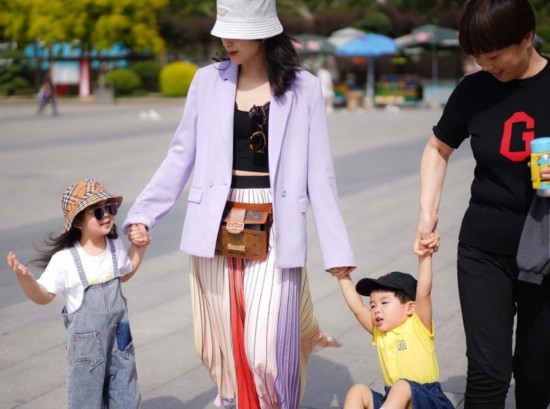 黄圣依二胎近照罕见曝光 牛仔裤配棒球帽软萌可爱