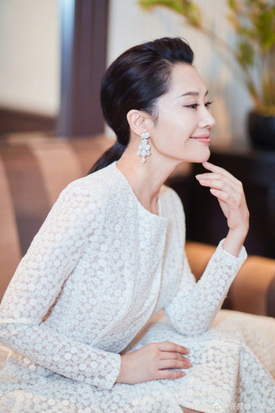 50岁许晴红毯造型太美了,脸上几乎没有皱纹状态好到惊人 - 智闻财经