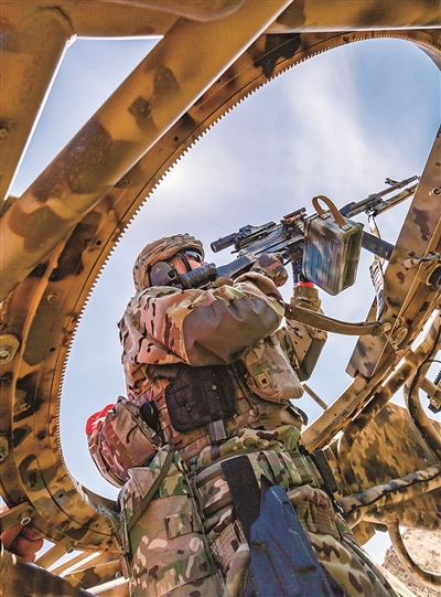 俄军特战队员进行小组战术训练