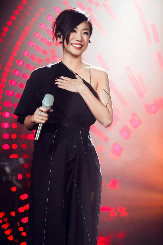 自从2017年,林忆莲参加综艺节目《歌手》夺歌王,在《梦想的声音》担任