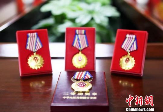 白杉所获二等功,三等功奖章.交城县公安局提供