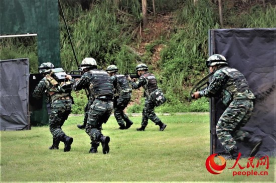 武警特战队员实战化反恐演练多科目联训提升作战能力_荔枝网新闻