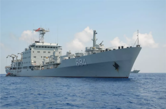 "南沙生命线"战斗27载,海军镜泊湖舰光荣退役