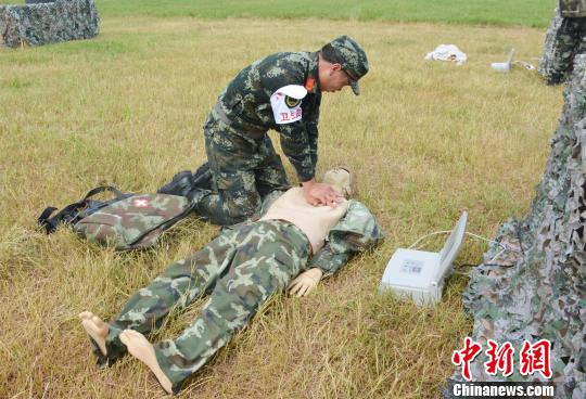 心肺复苏竞赛.周鸿坤 摄