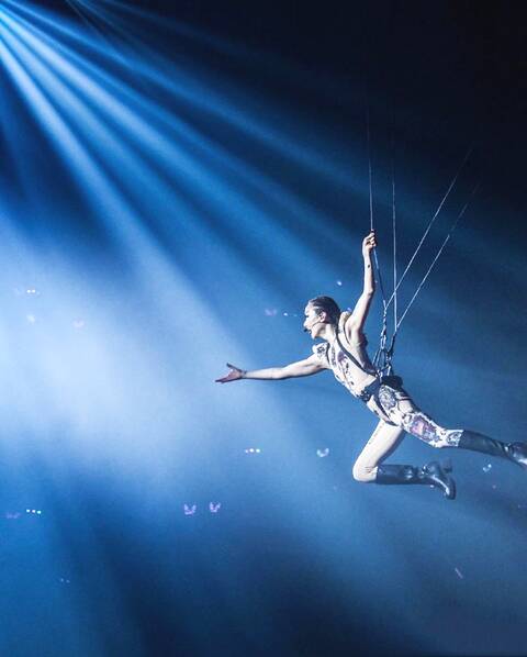 郑秀文演唱会挑战高难度威亚 穿紧身衣空中翻转360度